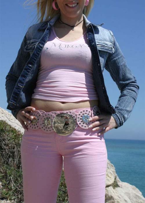 julie habillée cagole